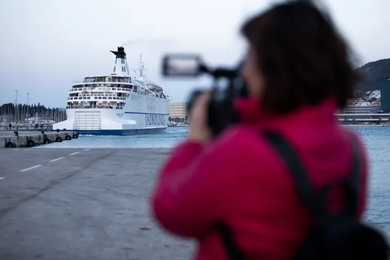 Opasnost od &scaron;irenja koronavirusa: Trajekt iz Italije u Splitu dočekali policajci s maskama i rukavicama