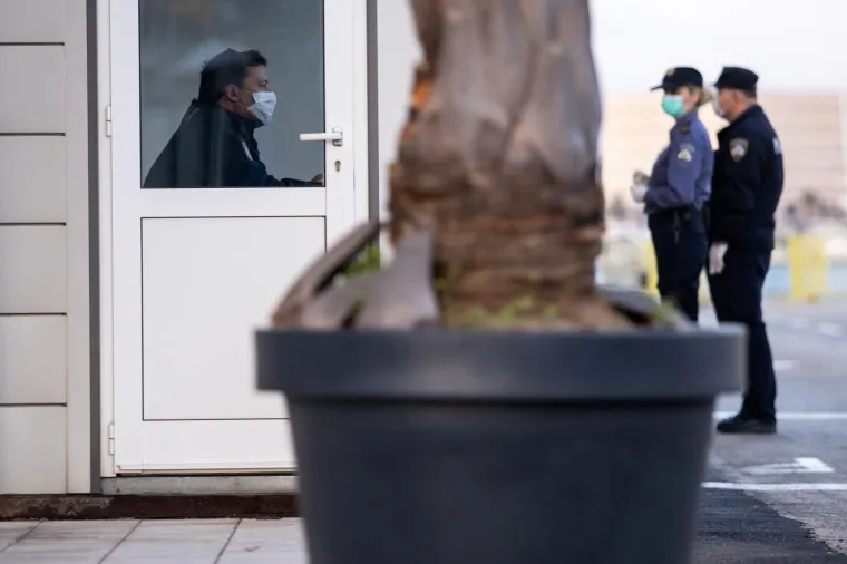 Opasnost od &scaron;irenja koronavirusa: Trajekt iz Italije u Splitu dočekali policajci s maskama i rukavicama