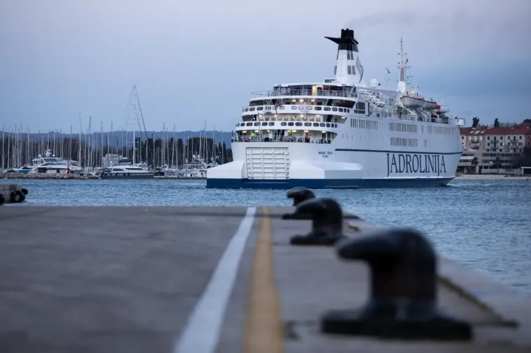 Opasnost od &scaron;irenja koronavirusa: Trajekt iz Italije u Splitu dočekali policajci s maskama i rukavicama