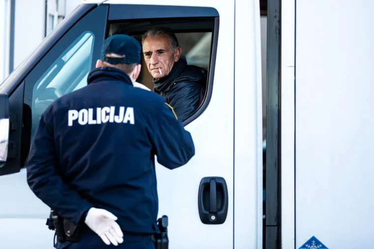 Opasnost od &scaron;irenja koronavirusa: Trajekt iz Italije u Splitu dočekali policajci s maskama i rukavicama