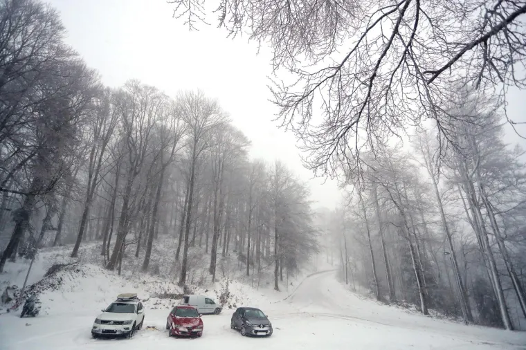 Zima pokazala zube: Snježni pokrivač zabijelio Liku i Sljeme, pogledajte idilične prizore