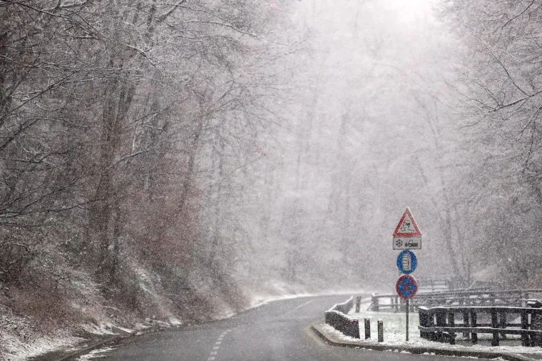 Zima pokazala zube: Snježni pokrivač zabijelio Liku i Sljeme, pogledajte idilične prizore