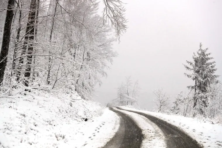 Zima pokazala zube: Snježni pokrivač zabijelio Liku i Sljeme, pogledajte idilične prizore