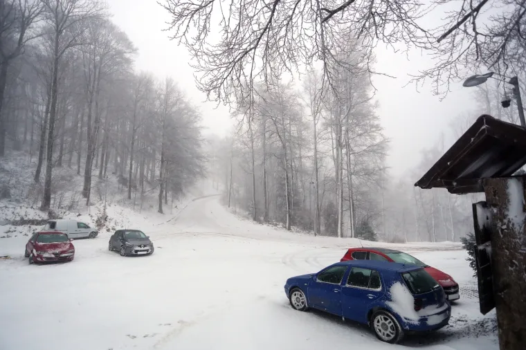 Zima pokazala zube: Snježni pokrivač zabijelio Liku i Sljeme, pogledajte idilične prizore