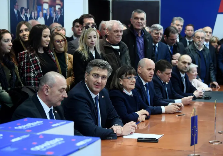 Plenković predao vi&scaron;e od 45.000 potpisa za predsjednika HDZ-a: 'Uvjereni smo da ćemo pobijediti'