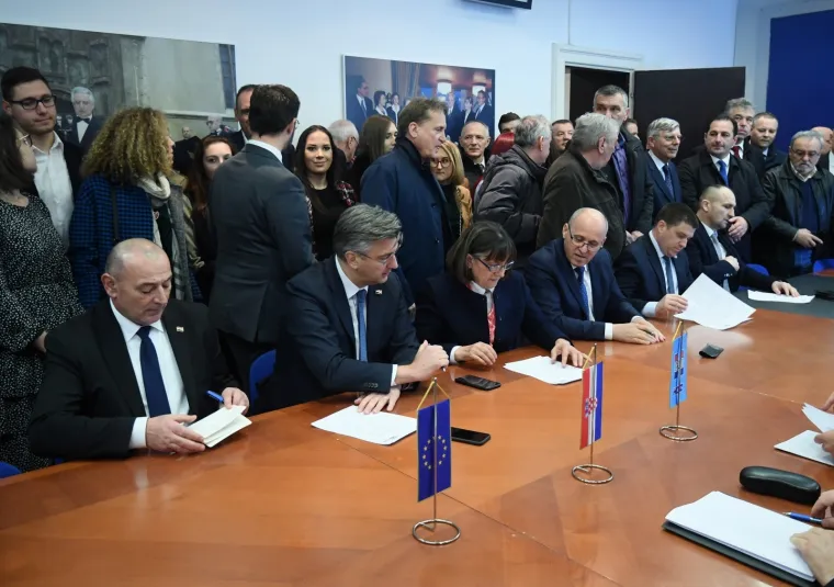 Plenković predao vi&scaron;e od 45.000 potpisa za predsjednika HDZ-a: 'Uvjereni smo da ćemo pobijediti'