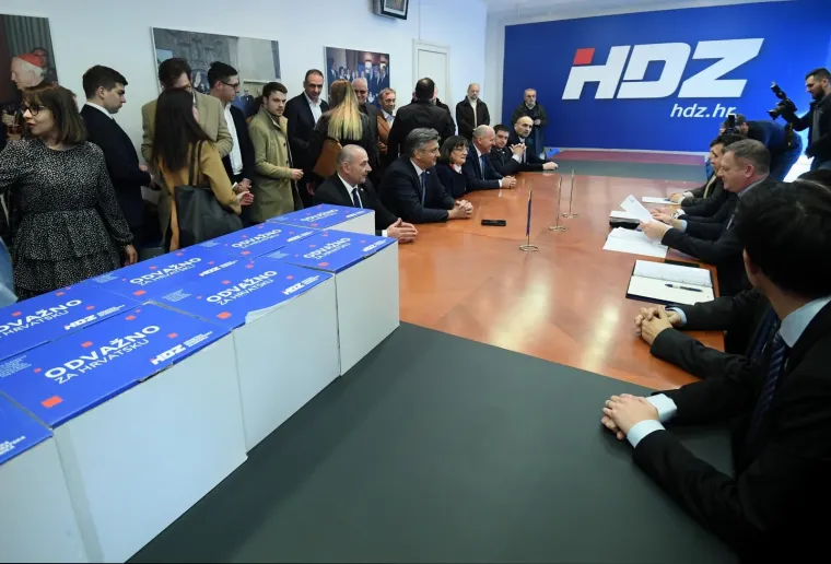Plenković predao vi&scaron;e od 45.000 potpisa za predsjednika HDZ-a: 'Uvjereni smo da ćemo pobijediti'
