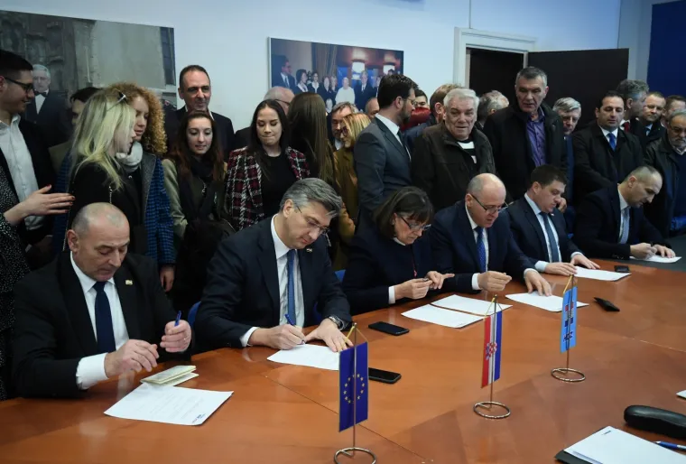 Plenković predao vi&scaron;e od 45.000 potpisa za predsjednika HDZ-a: 'Uvjereni smo da ćemo pobijediti'