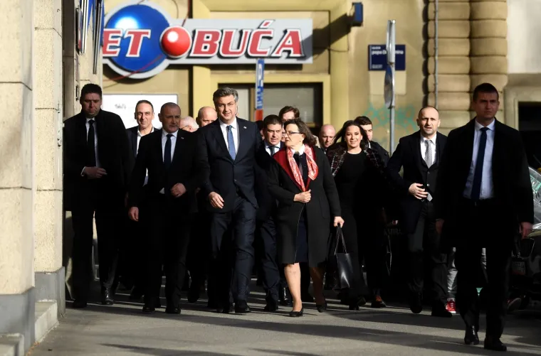 Plenković predao vi&scaron;e od 45.000 potpisa za predsjednika HDZ-a: 'Uvjereni smo da ćemo pobijediti'