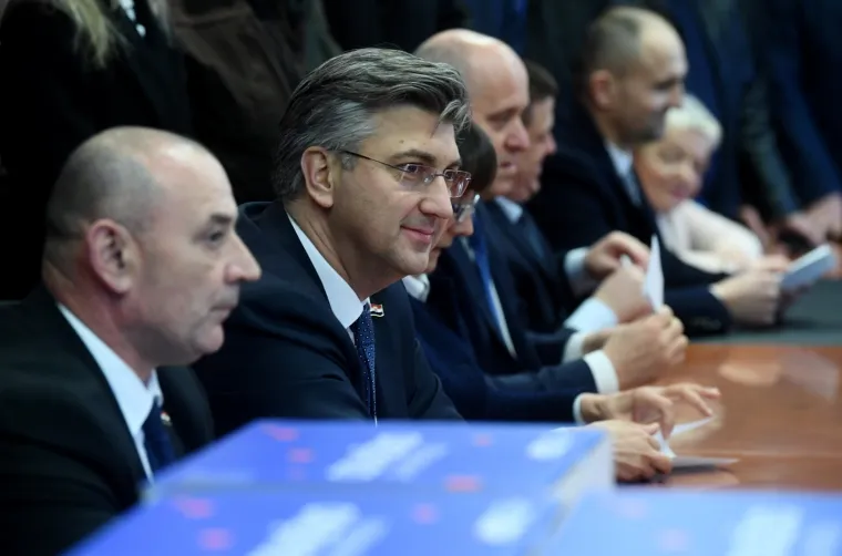 Plenković predao vi&scaron;e od 45.000 potpisa za predsjednika HDZ-a: 'Uvjereni smo da ćemo pobijediti'