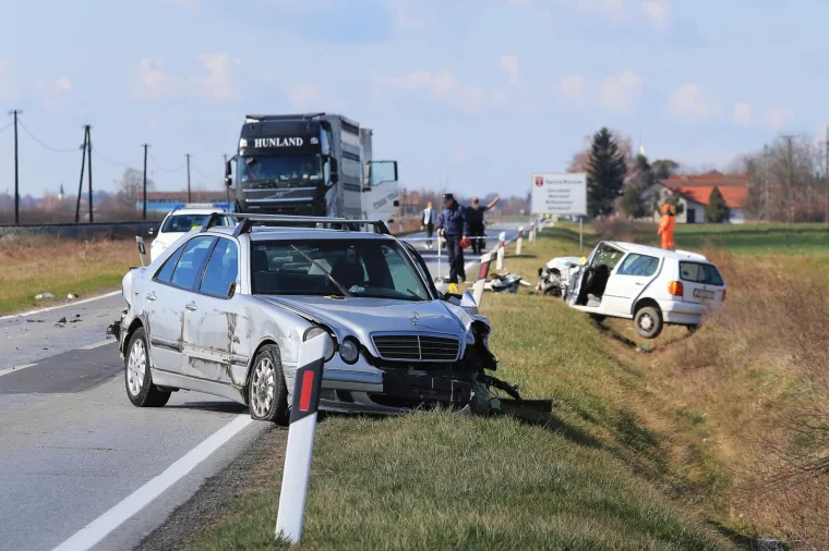 Te&scaron;ka nesreća kod Osijeka: Troje ozlijeđenih, vatrogasci izvlačili ljude iz automobila