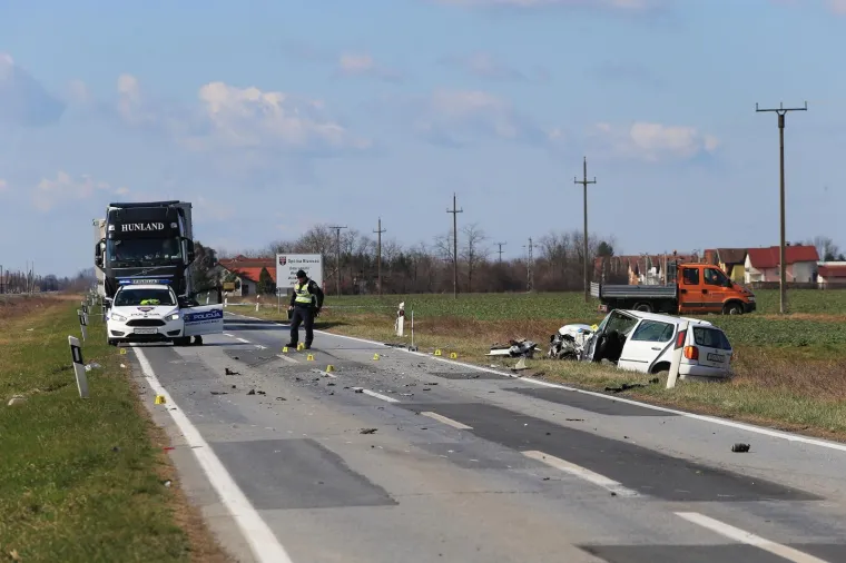 Te&scaron;ka nesreća kod Osijeka: Troje ozlijeđenih, vatrogasci izvlačili ljude iz automobila