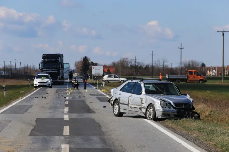 Te&scaron;ka nesreća kod Osijeka: Troje ozlijeđenih, vatrogasci izvlačili ljude iz automobila