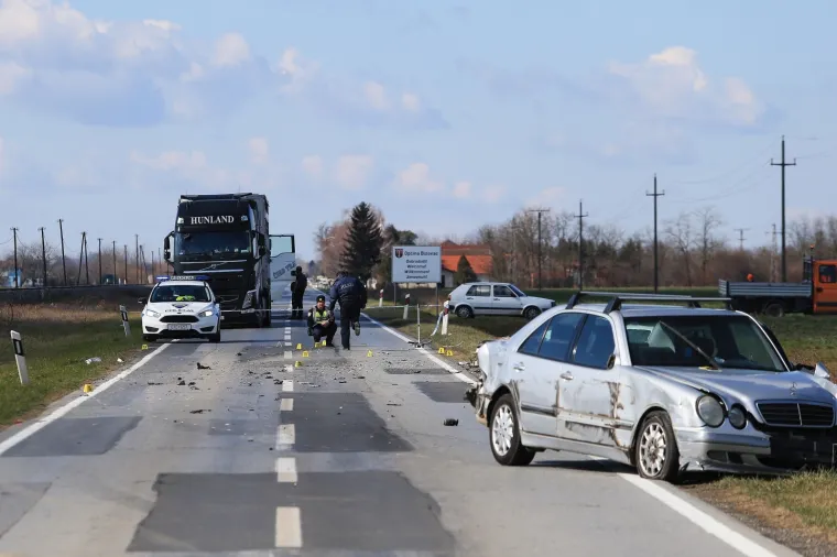 Te&scaron;ka nesreća kod Osijeka: Troje ozlijeđenih, vatrogasci izvlačili ljude iz automobila