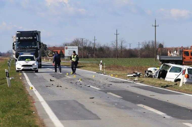 Te&scaron;ka nesreća kod Osijeka: Troje ozlijeđenih, vatrogasci izvlačili ljude iz automobila