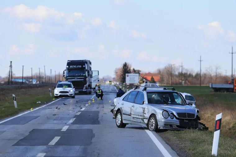 Te&scaron;ka nesreća kod Osijeka: Troje ozlijeđenih, vatrogasci izvlačili ljude iz automobila