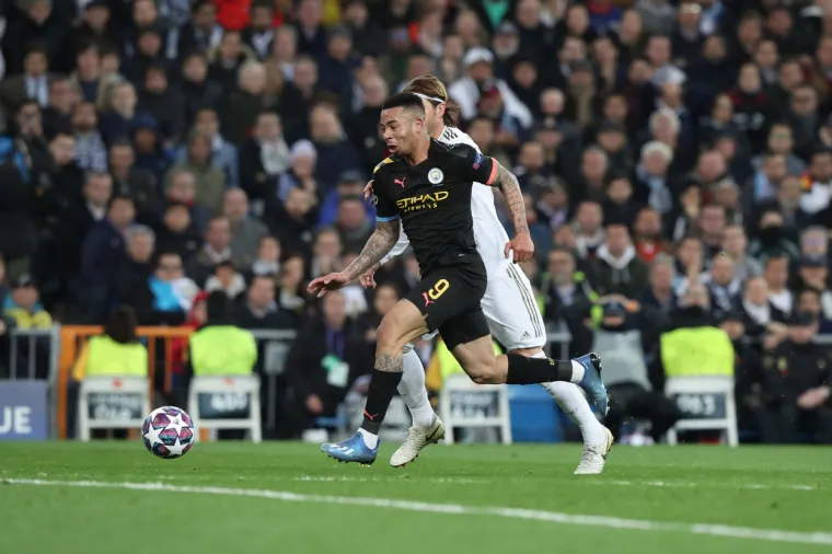 U možda i najzvučnijem okršaju osmine finala nogometne Lige prvaka Manchester City je sinoć na gostovanju pobijedio Real Madrid sa 2:1.