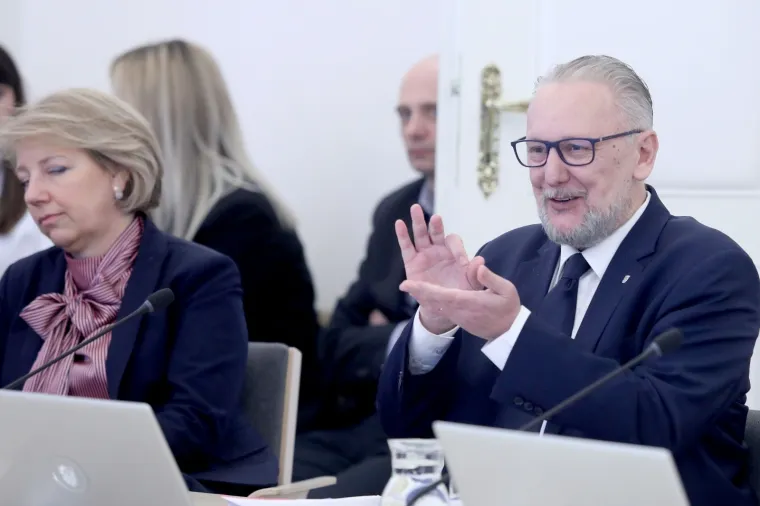 MINISTAR DAVOR BOŽINOVIĆ SE ZABAVLJA: Na sjednici Vlade svojim kolegama 'slao' koronavirus