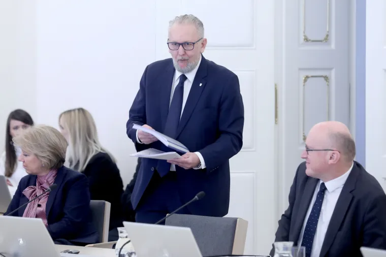 Na dana&scaron;njoj sjednici Vlade RH raspravljalo se, među ostalim, o aktualnom stanju i poduzetim mjerama na suzbijanju koronavirusa u Hrvatskoj. Ministar unutarnjih poslova i &scaron;ef nacionalnog Stožera civilne za&scaron;tite Davor Božinović prije početka sjednice na&scaron;alio se s kolegama glumeći da im "&scaron;iri" koronavirus.