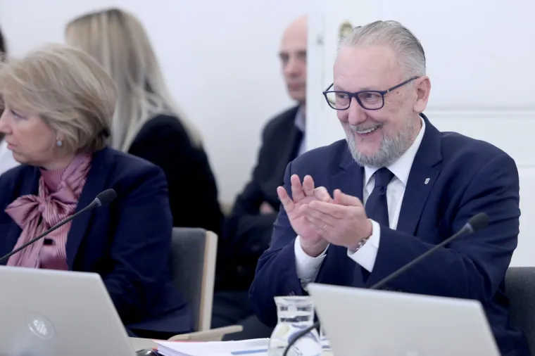 MINISTAR DAVOR BOŽINOVIĆ SE ZABAVLJA: Na sjednici Vlade svojim kolegama 'slao' koronavirus