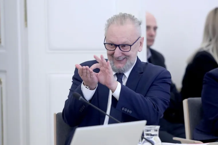 MINISTAR DAVOR BOŽINOVIĆ SE ZABAVLJA: Na sjednici Vlade svojim kolegama 'slao' koronavirus