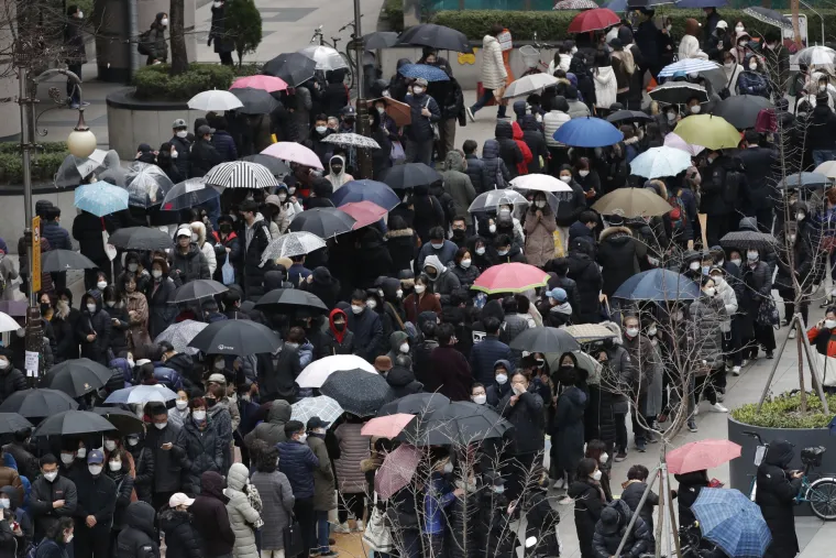 Novo žari&scaron;te koronavirusa: Korejci poludjeli za za&scaron;titnim maskama, pred trgovinama nepregledne kolone ljudi