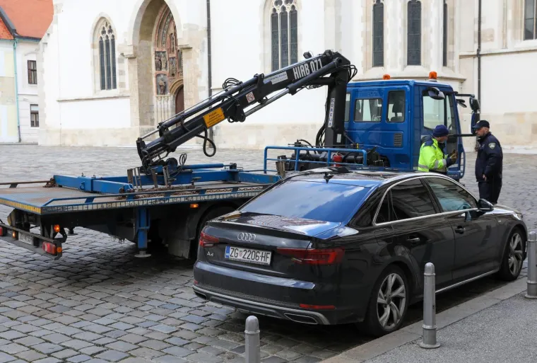Beljak parkirao pred Saborom, 'pauk' mu skoro odnio limuzinu: 'Do&scaron;ao sam na 5 minuta'