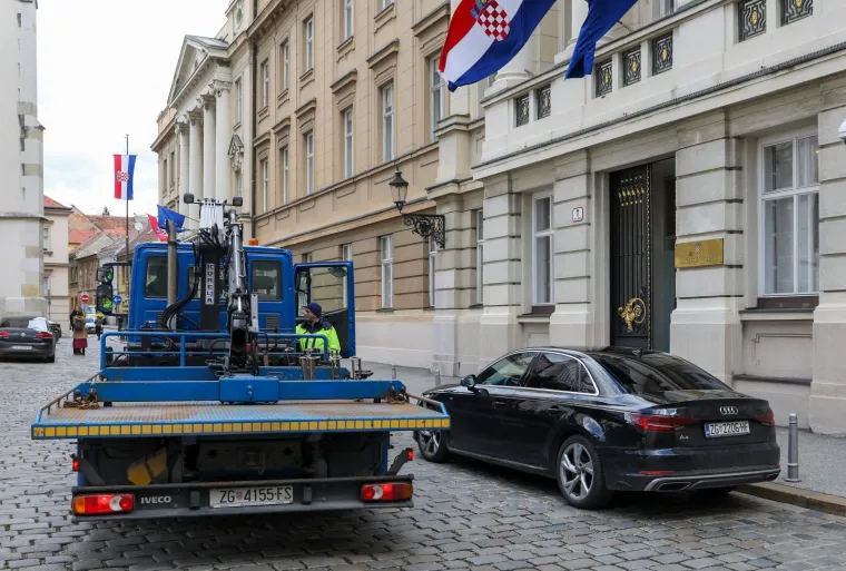 Beljak parkirao pred Saborom, 'pauk' mu skoro odnio limuzinu: 'Do&scaron;ao sam na 5 minuta'