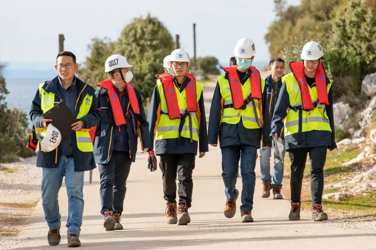 Kineski brod stigao na sidri&scaron;te u Komarni: Ove čelične grdosije 'držat' će Pelje&scaron;ki most!