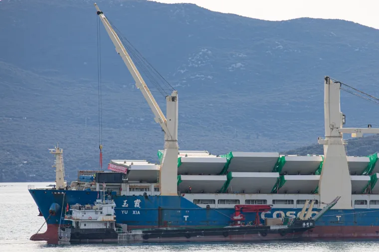 Kineski brod stigao na sidri&scaron;te u Komarni: Ove čelične grdosije 'držat' će Pelje&scaron;ki most!