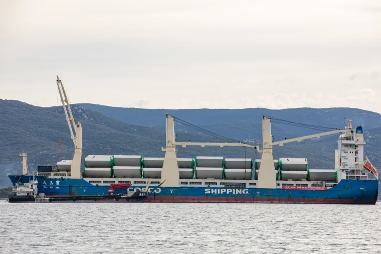 Kineski brod stigao na sidri&scaron;te u Komarni: Ove čelične grdosije 'držat' će Pelje&scaron;ki most!