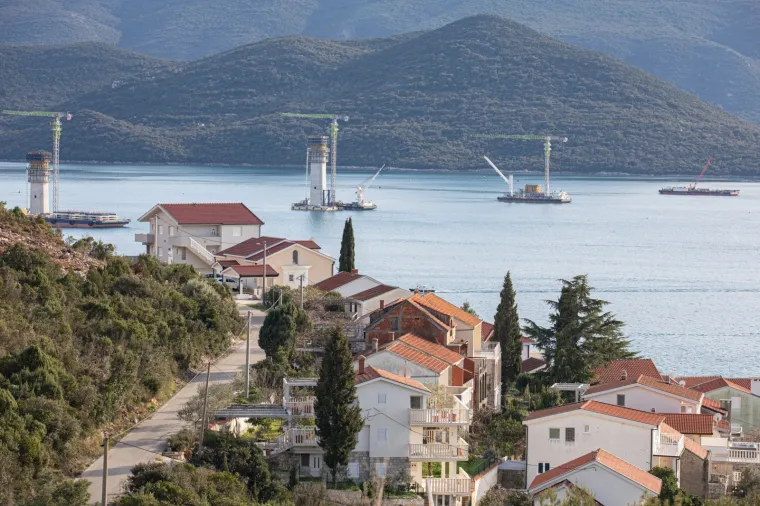 Kineski brod stigao na sidri&scaron;te u Komarni: Ove čelične grdosije 'držat' će Pelje&scaron;ki most!