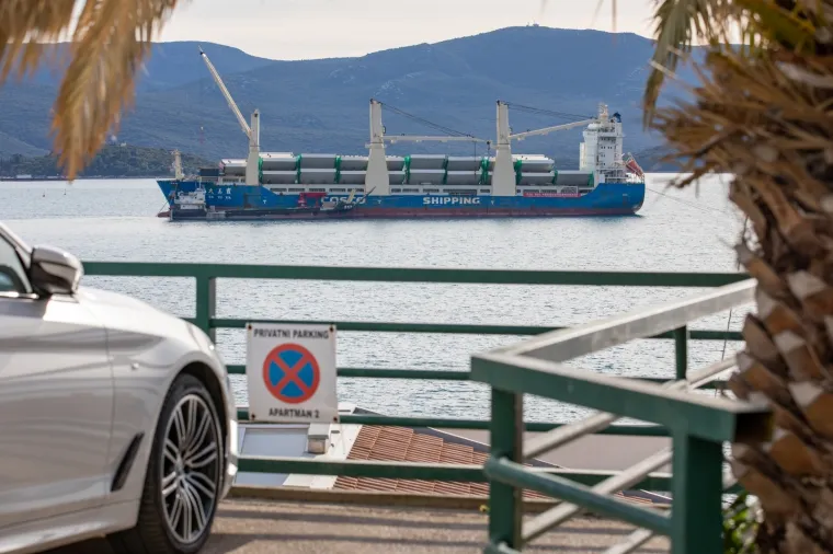 Kineski brod stigao na sidri&scaron;te u Komarni: Ove čelične grdosije 'držat' će Pelje&scaron;ki most!