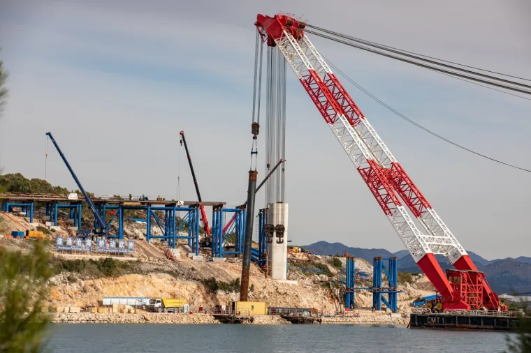 Kineski brod stigao na sidri&scaron;te u Komarni: Ove čelične grdosije 'držat' će Pelje&scaron;ki most!