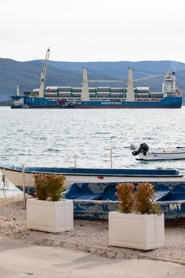 Kineski brod stigao na sidri&scaron;te u Komarni: Ove čelične grdosije 'držat' će Pelje&scaron;ki most!