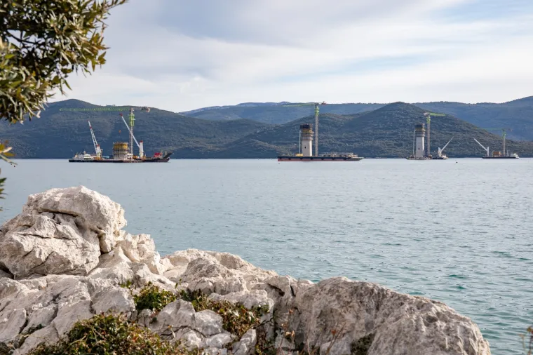 Kineski brod stigao na sidri&scaron;te u Komarni: Ove čelične grdosije 'držat' će Pelje&scaron;ki most!