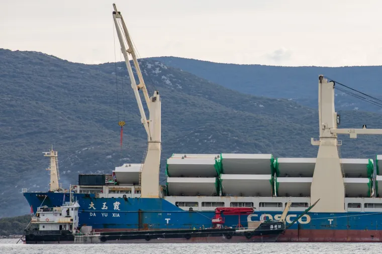 Kineski brod stigao na sidri&scaron;te u Komarni: Ove čelične grdosije 'držat' će Pelje&scaron;ki most!