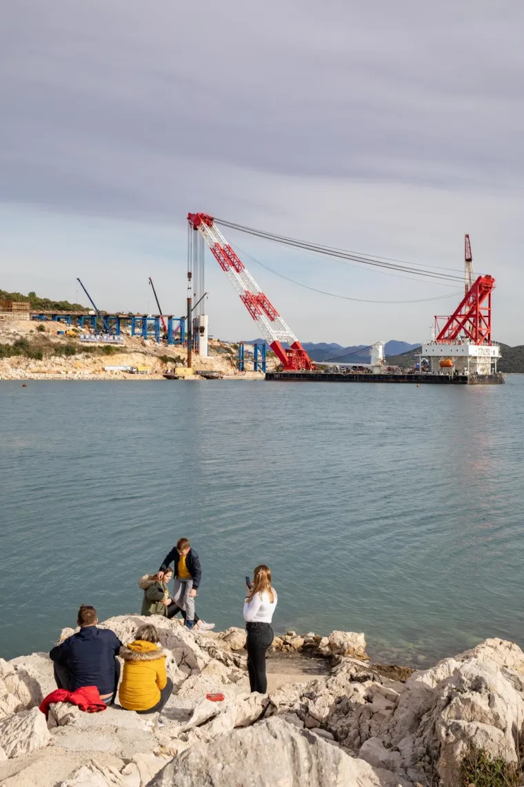 Kineski brod stigao na sidri&scaron;te u Komarni: Ove čelične grdosije 'držat' će Pelje&scaron;ki most!