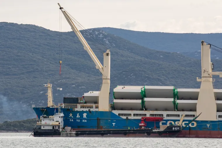 Kineski brod stigao na sidri&scaron;te u Komarni: Ove čelične grdosije 'držat' će Pelje&scaron;ki most!