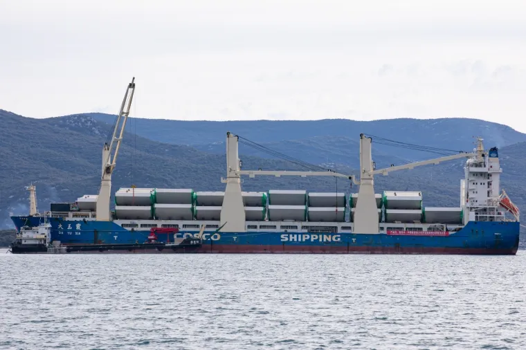 Kineski brod stigao na sidri&scaron;te u Komarni: Ove čelične grdosije 'držat' će Pelje&scaron;ki most!