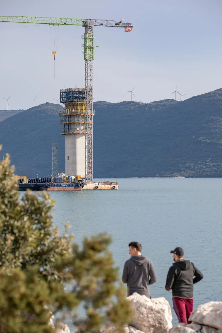 Kineski brod stigao na sidri&scaron;te u Komarni: Ove čelične grdosije 'držat' će Pelje&scaron;ki most!