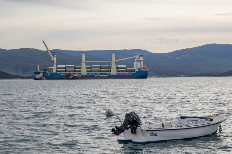 Kineski brod stigao na sidri&scaron;te u Komarni: Ove čelične grdosije 'držat' će Pelje&scaron;ki most!