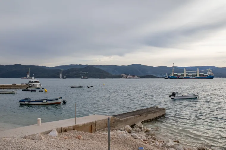 Kineski brod stigao na sidri&scaron;te u Komarni: Ove čelične grdosije 'držat' će Pelje&scaron;ki most!