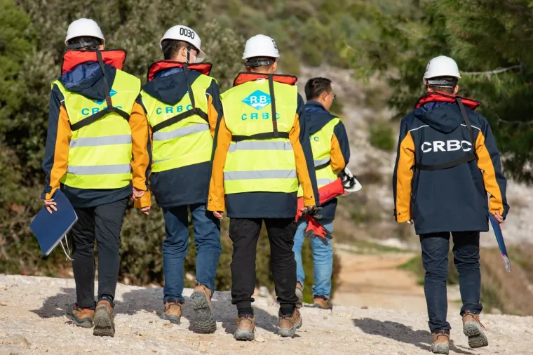Kineski brod stigao na sidri&scaron;te u Komarni: Ove čelične grdosije 'držat' će Pelje&scaron;ki most!