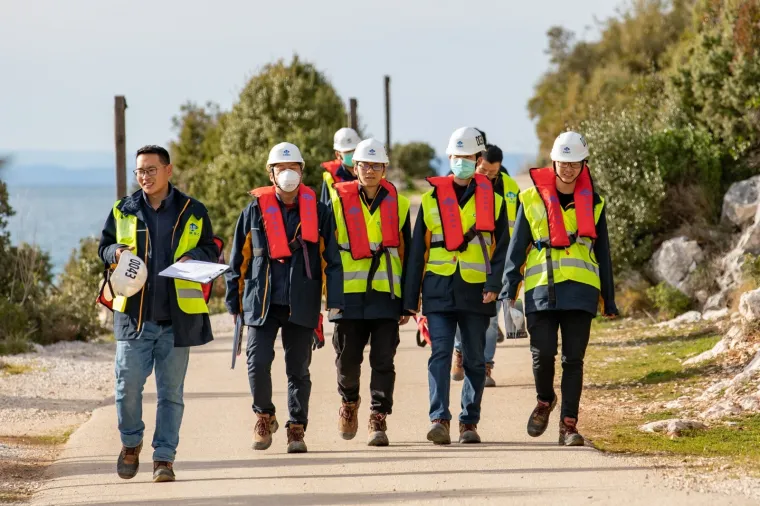 Kineski brod stigao na sidri&scaron;te u Komarni: Ove čelične grdosije 'držat' će Pelje&scaron;ki most!