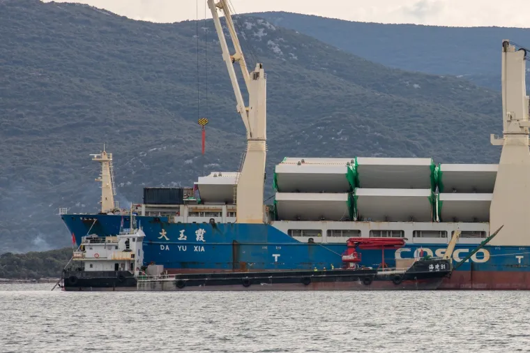 Kineski brod stigao na sidri&scaron;te u Komarni: Ove čelične grdosije 'držat' će Pelje&scaron;ki most!