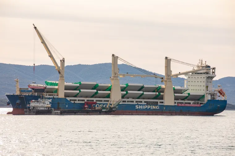 Kineski brod stigao na sidri&scaron;te u Komarni: Ove čelične grdosije 'držat' će Pelje&scaron;ki most!