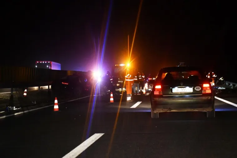 Stravična nesreća na autocesti u Slavoniji: U sudaru s kamionom te&scaron;ko ozlijeđeni mu&scaron;karac i žena