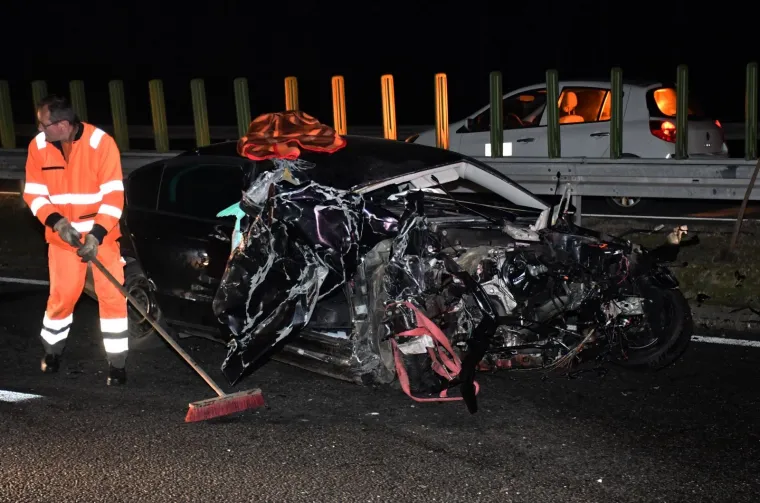 Stravična nesreća na autocesti u Slavoniji: U sudaru s kamionom te&scaron;ko ozlijeđeni mu&scaron;karac i žena
