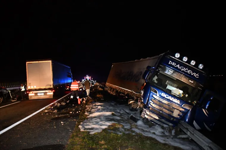 Stravična nesreća na autocesti u Slavoniji: U sudaru s kamionom te&scaron;ko ozlijeđeni mu&scaron;karac i žena